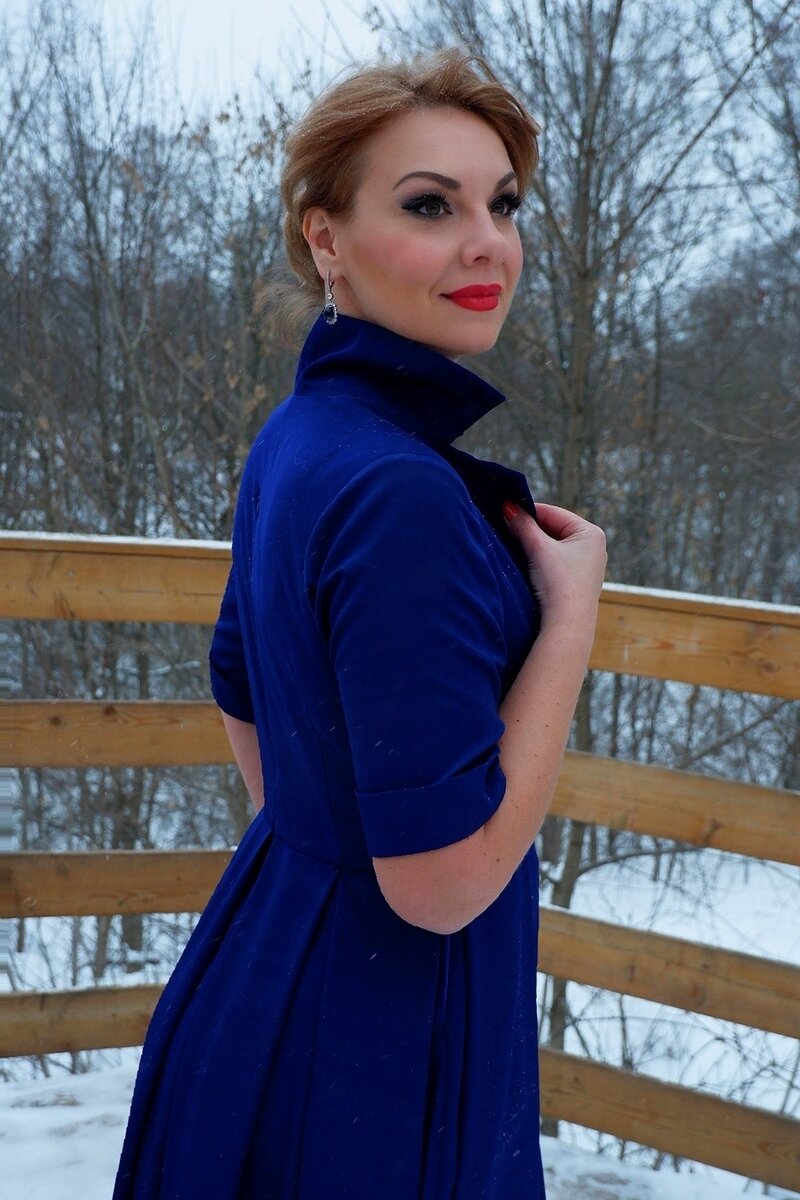 Это платье- дипломная работа моего друга. Он мастер своего дела, творит красоту и преображает женщин. 