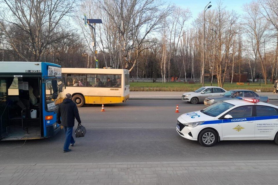     Водитель автобуса №308к сбил двух подростков на электросамокате  Пресс-служба УМВД Липецкой области.
