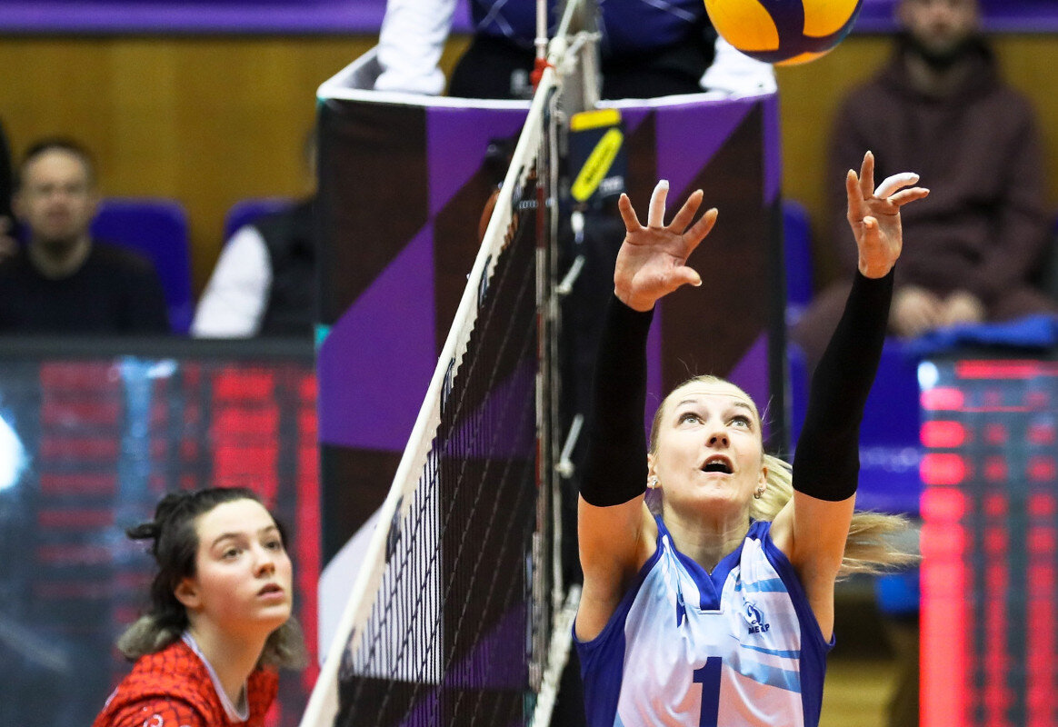 Ольга Ефимова (Динамо-Метар, № 1) дирижировала атаками челябинской команды и сама набрала 6 очков (4 в атаке, 2 блока)