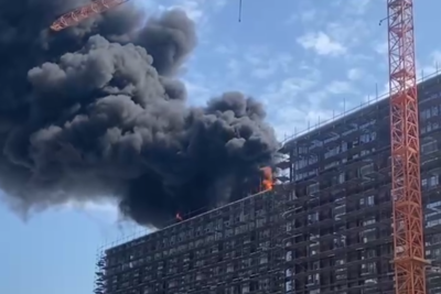    Загорелось строящееся здание около Поклонной горы в Москве ©Скриншот