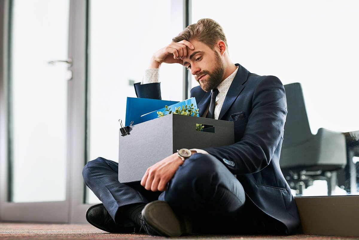 Майкл потерял работу и чувствовал себя беспокойным и неуверенным. Он начал сидеть дома и потерял интерес к увлечениям. Я советовал ему заниматься новыми делами и общаться с окружающими. Майкл начал заниматься йогой и изучать новый язык, и это помогло ему чувствовать себя лучше. Он продолжал искать новую работу с более оптимистичным настроением и большей уверенностью в своих способностях. Важно помнить, что все мы можем столкнуться с трудностями и неудачами, но иметь поддержку и находить новые возможности помогает справиться с ними лучше.