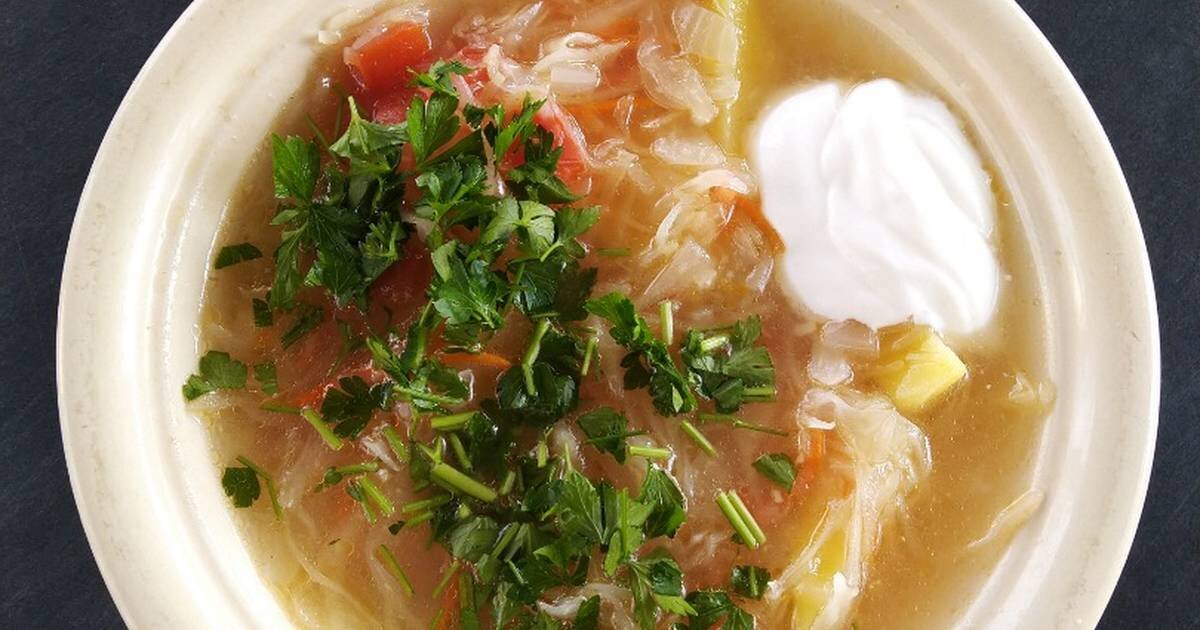 Щи по ивлевски. Щи из квашеной капусты с картофелем. Щи из квашеной капусты пошаговый. Щи со сметаной. Щи из квашеной капусты подача.