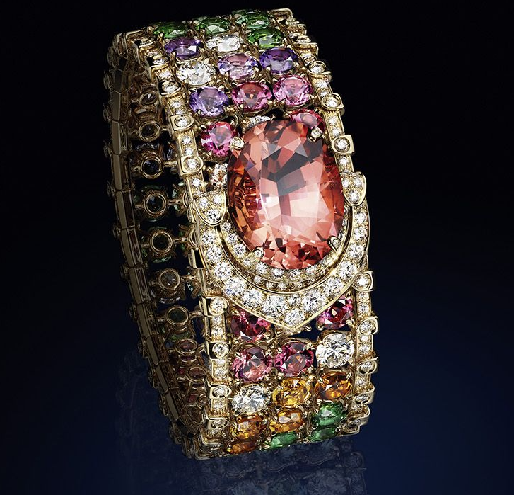 Браслет Louis Vuitton Bravery II High Jewellery Multipin в виде классической застежки  из желтого золота с розовым турмалином овальной огранки, цветными драгоценными камнями и бриллиантами.