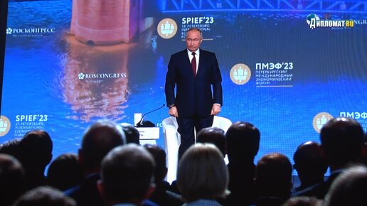 Владимир Путин объявил минуту молчания на ПМЭФ в память о Сильвио Берлускони