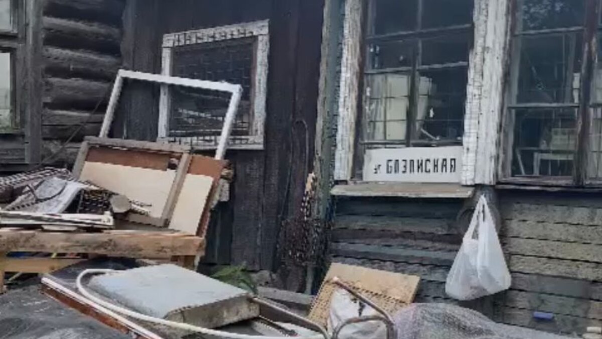     В Красноярске воспитанницу детского дома имени Хазрета Совмена нашли в заброшенном доме. Накануне 13-летняя девочка ушла из лагеря «Гренада» и не вернулась.