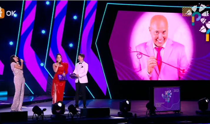 ВЕДУЩИЕ  ИГРАЮТ  с  УЧАСТНИЦЕЙ