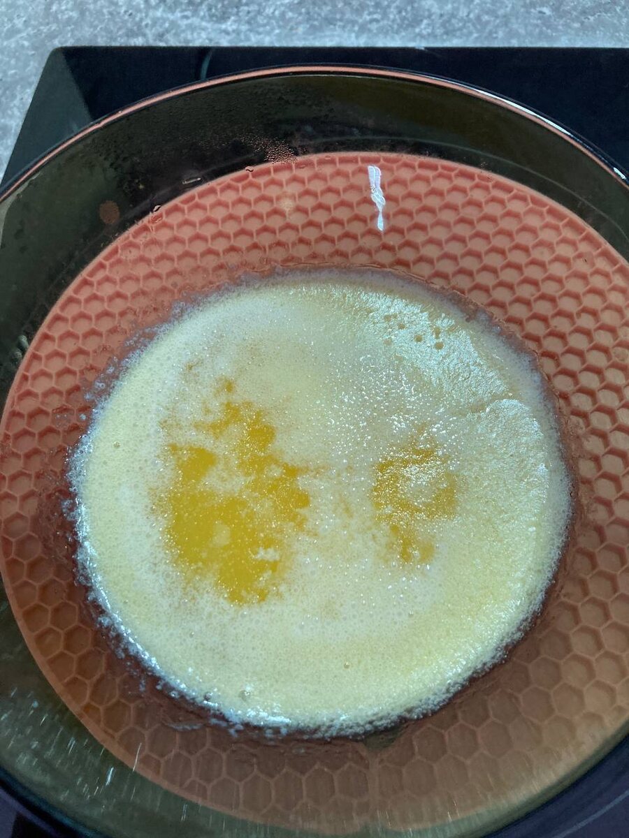 1 этап: 100 гр масла ставим на 30 секунд в микроволновку, после того , кака оно растопится, мы оставляем его остывать 