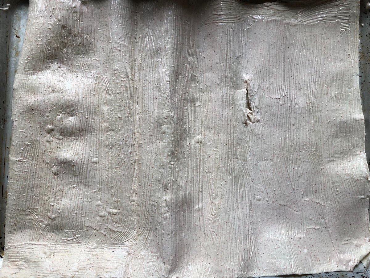 Намазаный лаваш. Чаще всего я так спасаю тот, что купили на шаурму, но он залежался и начал крошиться. Иногда покупаю и специально на чипсы 