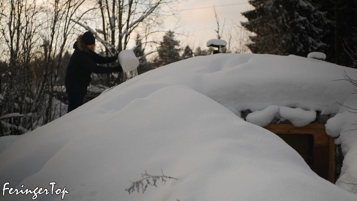 Заливаю холодную воду в баню-землянку. Кадр из видео