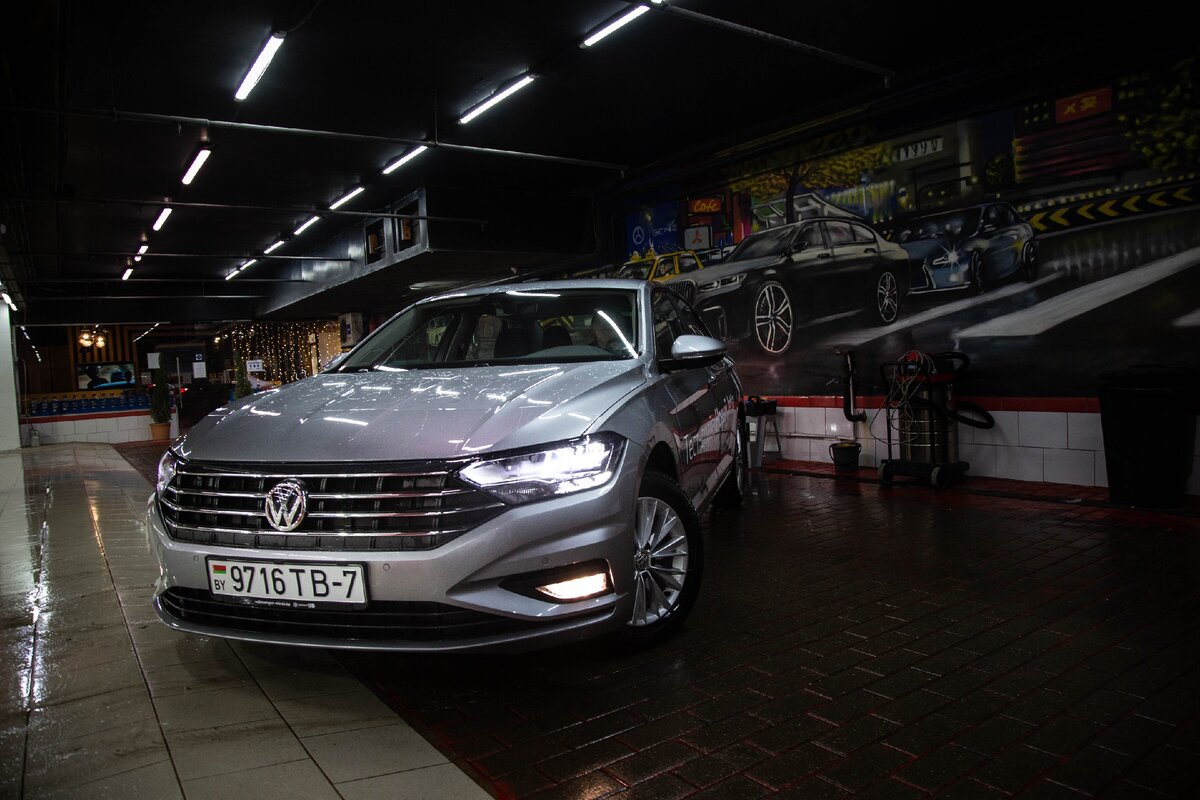 Светодиодные фары - базовое оснащение. Однако они обладают простой рефлекторной конструкцией и качество освещения дорожного полотна - на уровне хороших галогеновых фар.