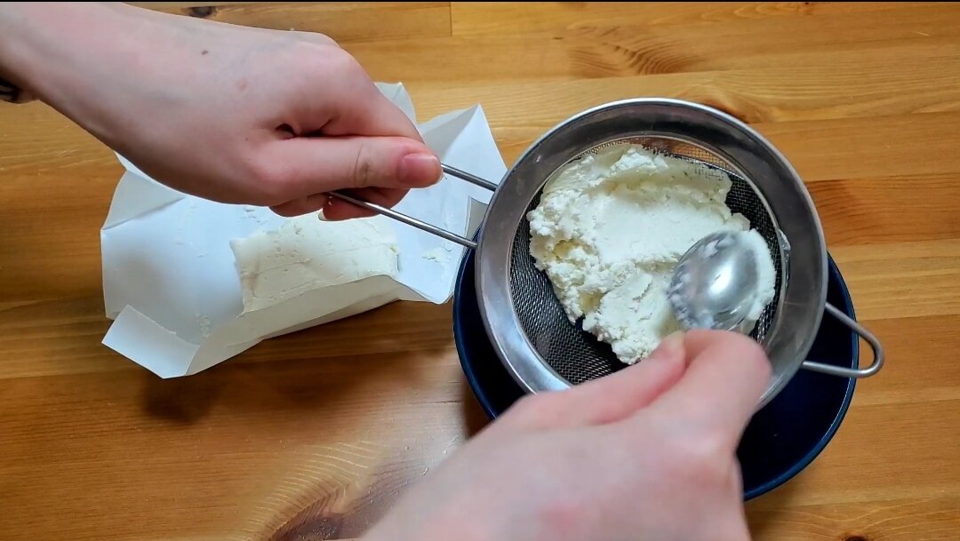 Протираю творог через сито. Самые вкусные сырники, которые вы должны ...