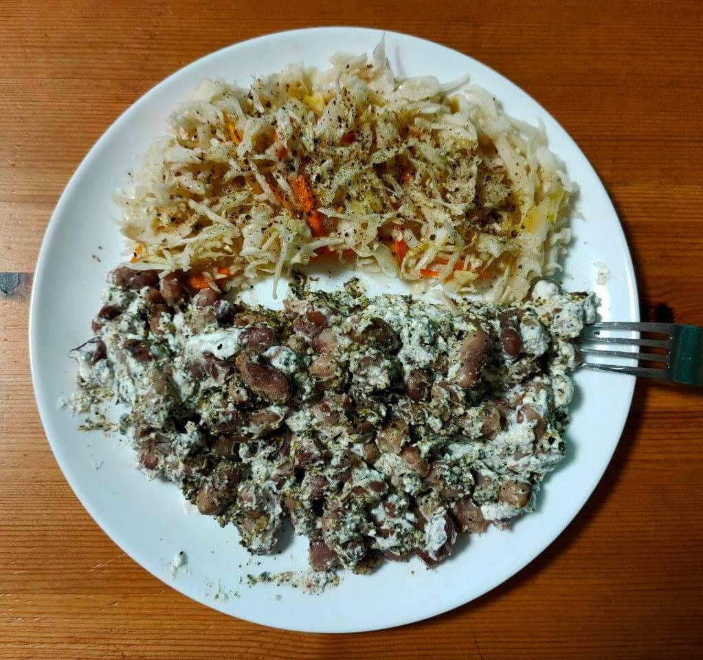 Здесь фасоль со сливочным сыром и приправой (кунжут + водоросли нори - последняя кстати покрывает ежедневную норму йода) и квашеная капуста с перцем и оливковым маслом extra virgin.