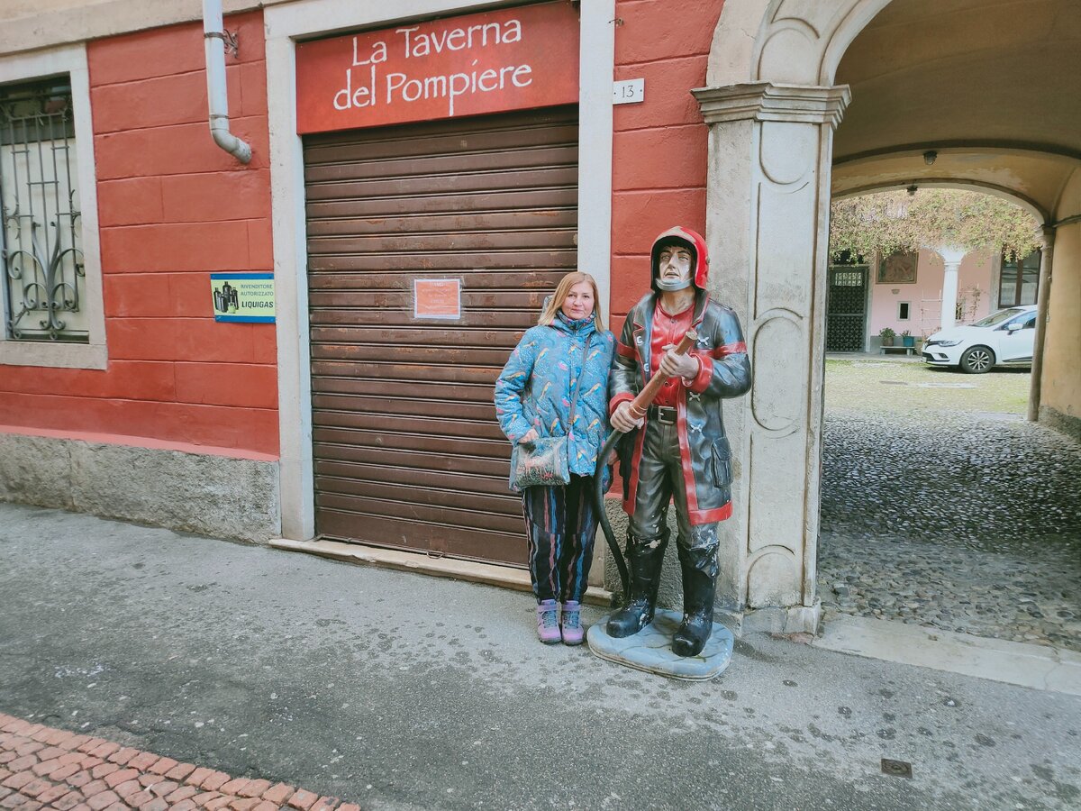  pompiere у таверны в посёлке Виджу (Viggiù)