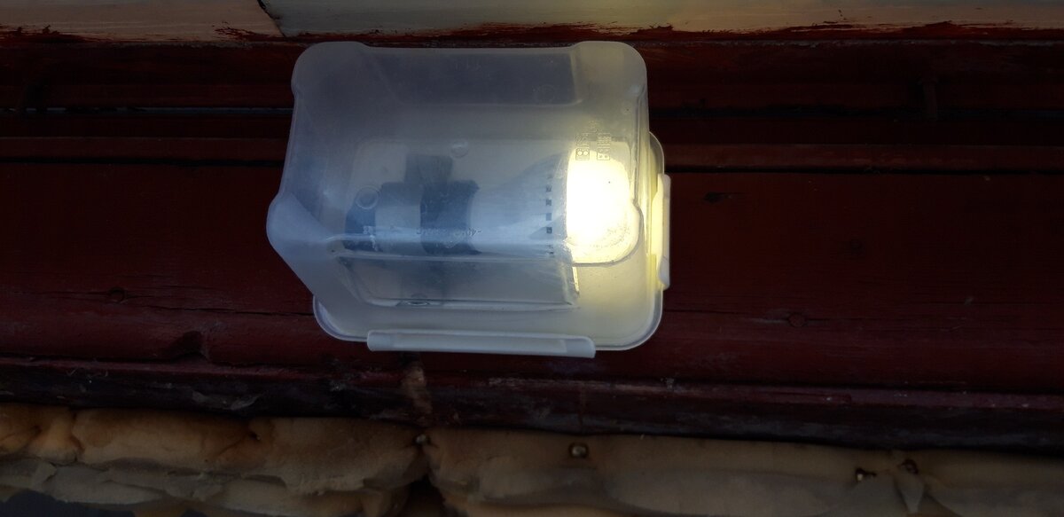 Самопальный светильник из пластикового контейнера