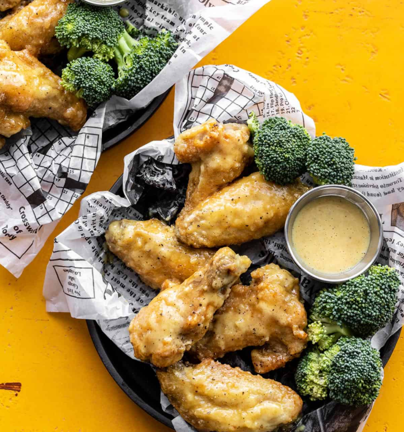 Эти хрустящие, запеченные в духовке крылышки с медовой горчицей настолько восхитительны, что я жаждал их каждый день с тех пор, как впервые сделал их.