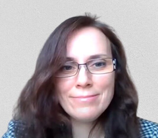 Доктор технических наук, профессор Санкт-Петербургского университет государственной противопожарной службы МЧС РФ Ольга Ложкина  рассказала о растущей автомобилизации в больших городах и мерах экологического регулирования, которые могут значительно улучшить ситуацию: «Впервые проблема транспортных выбросов проявилась в США, Европе, Японии в конце 60-ых начале 70-ых городов. Впервые тогда столкнулись с явлением как фотохимический смог, который образуется в результате взаимодействия азона и оксидов азота под воздействием солнечного излучения. Тогда концентрация азота была настолько высока, что привела к преждевременной смертности нескольких тысяч человек. Регулирование этого вопроса на мировой арене началось именно в тот период. В России, в силу особенностей наличия частного транспорта, с этой проблемой впервые столкнулись в 1990-2000 годах. Решение этой проблемы началось в начале 2000 годов, когда в Государственной Думе на парламентских слушаниях было принято решение о прямом введении экологических нормативов европейского союза. В России появился федеральной закон о запрете производства и обороте этилированного автомобильного бензина. Законодательное регулирование является той самой базой, которая стимулирует развитие как технологических, так и инфраструктурных мер. В качестве технологических мер по снижению негативного воздействия автотранспорта можно назвать совершенствование системы смесеобразования и системы нейтрализации отработавших газов ДВС, SRC-технологии обезвреживания отработавших газов дизельных двигателей. Естественно развивается альтернативный подход, и мы наблюдаем активную диверсификацию автотранспортных средств по типу энергоносителей. Активно развивается использование газобаллонных двигателей на сжатом природном и сжиженном газе. С технологической точки зрения весьма перспективно развитие автомобильных двигателей с использованием гибридных двигателей, работающих на водородных топливных элементах. Естественно, это далеко не исчерпывающие технологии, но сейчас человечество идет по пути диверсификации автотранспортных средств по типу энергоносителей. Помимо технологических, безусловно важны инфраструктурные мероприятия. В качестве таких решений можно выделить внедрение интеллектуальных транспортных систем, которые обеспечивают основу для мониторинга состояния движения и его прогнозирования в будущем. Эти данные должны быть гармонизированы с программным обеспечением и методикой расчета выбросов загрязняющих веществ автотранспортными потоками. Мной было проведено исследование-прогноз загрязнения воздуха в долгосрочной перспективе до 2030 года и анализ негативного воздействия. В ходе исследования было разработано 3 сценария — Базовый, Био и Сценарий 3. Базовый сценарий  подразумевал работу автотранспорта только в соответствии с базовыми принципами, сроками внедрения стандартов Евро-3 — Евро-5 на выбросы АТС и качество топлива, при сохраняющейся доле автотранспорта, работающем на альтернативных видах топлива 1,5-3%. Сценарий Био,  наряду с базовым сценарием, учитывал дополнительные поддерживающие мероприятия — доведение доли альтернативных видов автотранспортных средств до 30%. При назначении Сценария 3  наряду с базовыми принципами предполагалось постепенное увеличение перевозок общественным транспортом с 5% в 2018 году до 12% в 2030 году относительно базового сценария и пропорциональное сокращение перевозок личным транспортом. С реализацией 1-3 сценариев при прогнозируемом возрастании численности АТС в 1,75 раз к 2030 году, по сравнению с базовым 2010 годом, наибольший экологический эффект может быть достигнут от внедрения более высоких нормативов на выбросы Евро-4 — Евро-6 на всех видах автотранспорта и нормативов на качество моторного топлива Евро-4 — Евро-5. Это могло бы привести к сокращению выбросов парниковых газов в 9 раз, метана до 1,5 раз, загрязняющих веществ CO в 3 раза, летучих органических соединений в 2 раза, аммиака в 1,4 раза, взвешенных частиц в 2 раза. Постепенное доведение доли легковых транспортных средств и автобусов, работающих на сжиженном газе, на сжатом природном газе и на биодизельном топливе, к 2030 году до 30% могло бы привести к уменьшению массы выбросов парниковых газов на 11%, оксида азота на 12%, загрязняющих веществ CO на 7,6%. В долгосрочном перспективе до 2030 года по трем прогнозным сценариям развития автотранспорта наиболее эффективным инструментом (не менее 3,37 млрд рублей в год социального ущерба) является внедрение технологий, удовлетворяющих экологическим стандартам Евро 4 — Евро-6. Дополнительные мероприятия, такие как переход 30% легкового парка и автобусов на альтернативные энергоносители и увеличение перевозок общественным транспортом на 12%, по сравнению с базовым годом, могли бы привести к дополнительному снижению внешних издержек приблизительно на 0, 60 и 0,45 млрд рублей».