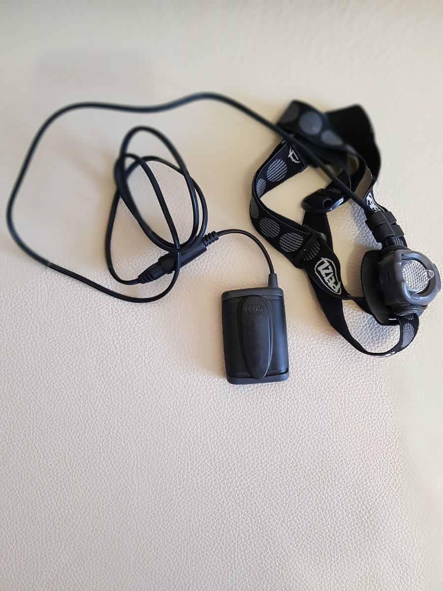 Налобный Petzl с батарейным блоком на поясе. Для своего времени крутейшая штука, но сейчас немного устарел по элементной базе. 