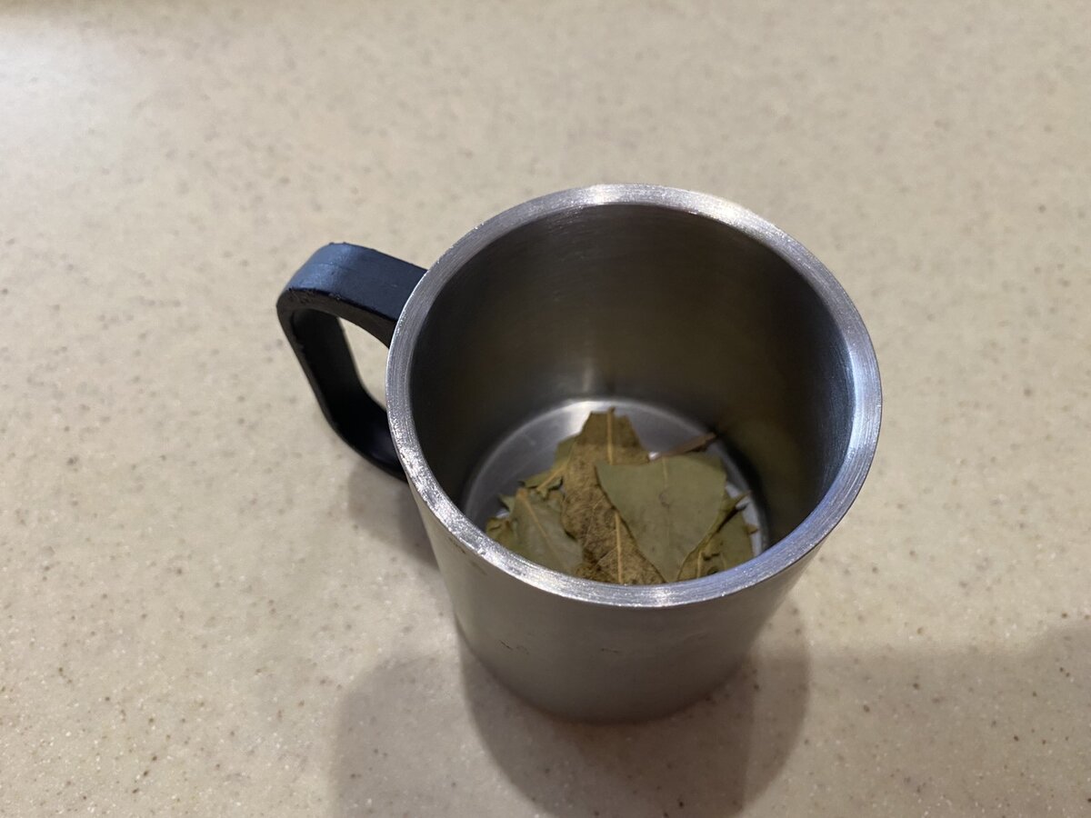 Несколько листочков лаврового листа.