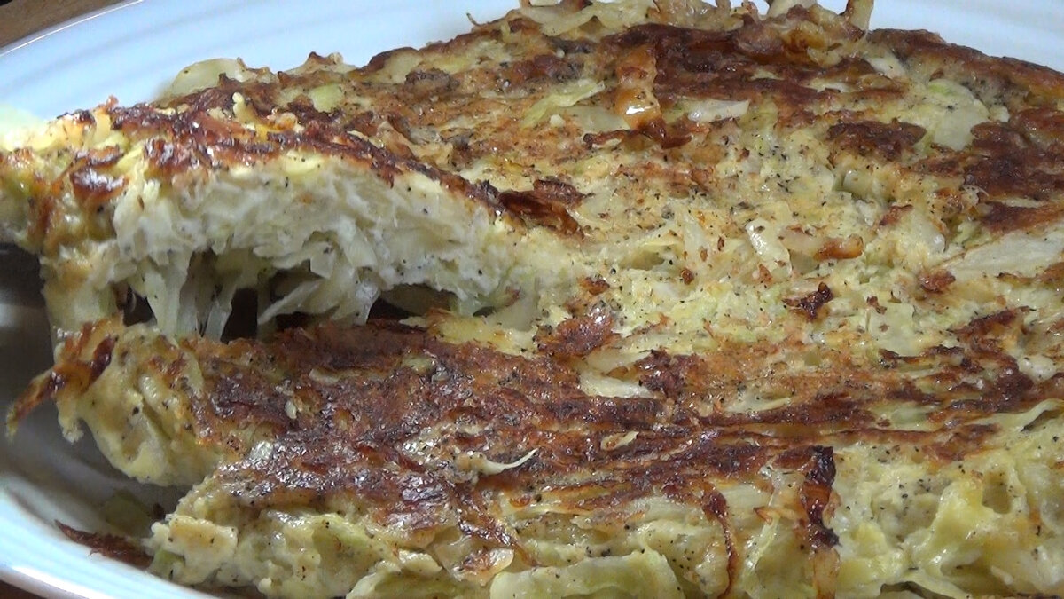 Готовим вместе вкуснейшие  обеды и ужины! Друзья сегодня у нас блюдо которое может быть спасет вас от голодной смерти! Да, я ни сколько не преувеличиваю! Весь набор продуктов это капуста 500гр и несколько куриных яиц)  Ну что ж я готов тебя спасти мой рахитный друг! со мной ты точно будешь сыт и с запасом подкожного жирка! Приступаем!) Для приготовления нам  потребуются некоторые продукты:

Яйцо куриное 3шт
Капуста 500-600 гр 
Сметана
Соль,Перец
Р.Масло 20мл 
Можно посыпать белым кунжутом по желанию.

и хорошее настроение !)Приступаем!