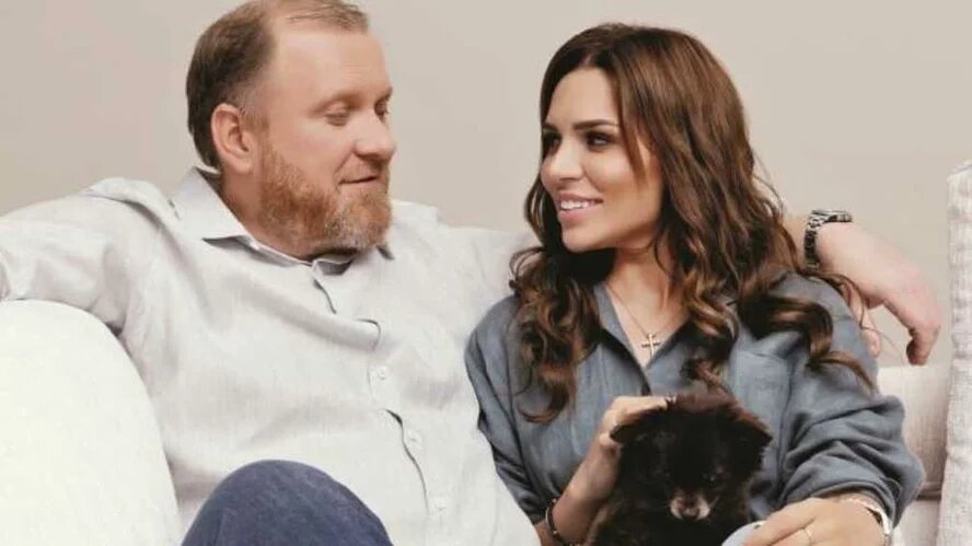 Шеф-повар и телеведущий Константин Ивлев и его избранница Валерия Куденкова узаконили свои отношения в День всех влюбленных. Этой новостью 28-летняя девушка поделилась на своей странице в соцсети.Гуляния молодожены собираются провести на родине Валерии — в Тамани.