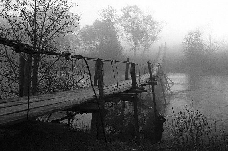 Через полчаса он подошёл к "Чёрному мосту"