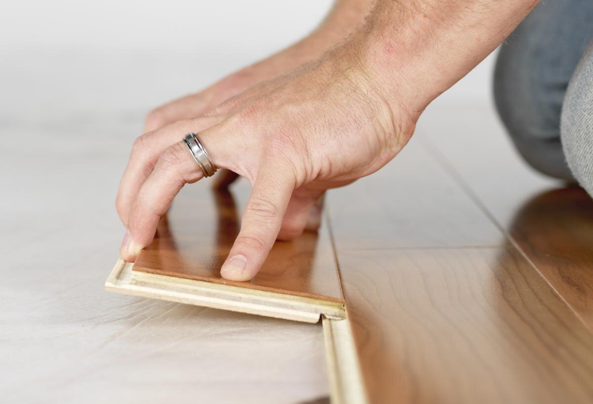 Укладка ламината на деревянный пол своими руками: пошаговая инструкция с фото
