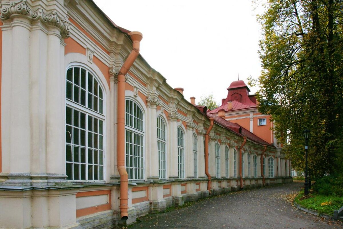Семинарский корпус Александро-Невской лавры