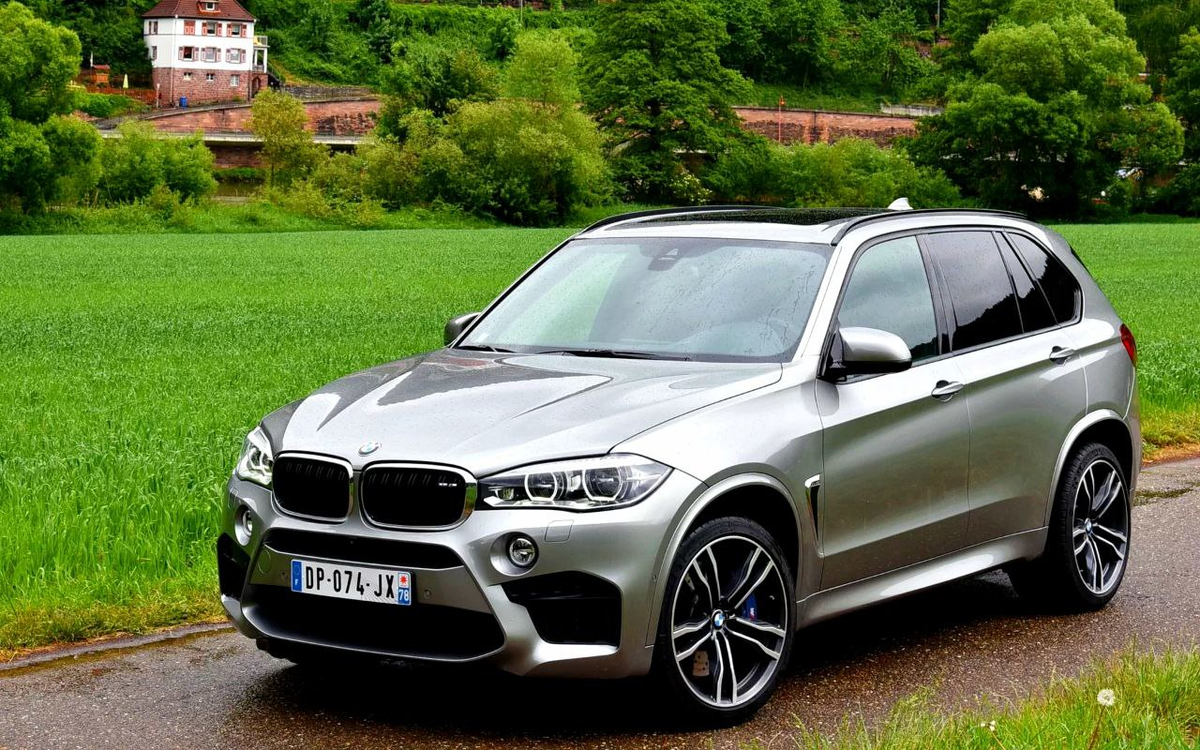 BMW X5 — Это высокий, элегантный и сильный автомобиль невозможно не заметить. Мощная цельная двойная решетка радиатора словно намекает на то, что произойдет при запуске двигателя. Шикарный дизайн фар в стиле X не оставляет сомнений в том, кто же лидер. Благодаря инновационным технологиям для максимальной динамики и большей безопасности на любых покрытиях новый BMW X5 знает куда двигаться. И как оказаться там первым.
