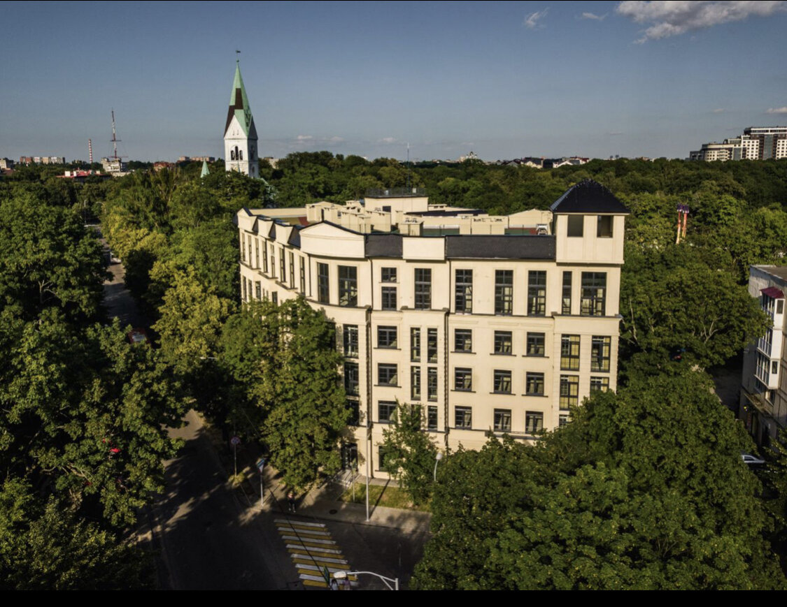 Дом на Пушкина. Вокруг частные домики, рядом Спар и проспект Победы.