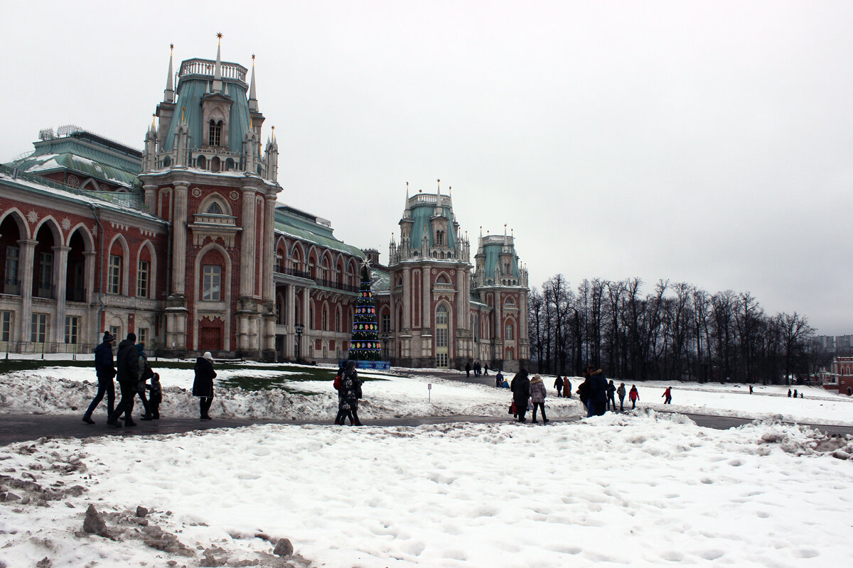Дворец в Царицыно, заново отстроенный при Лужкове. Фото автора статьи