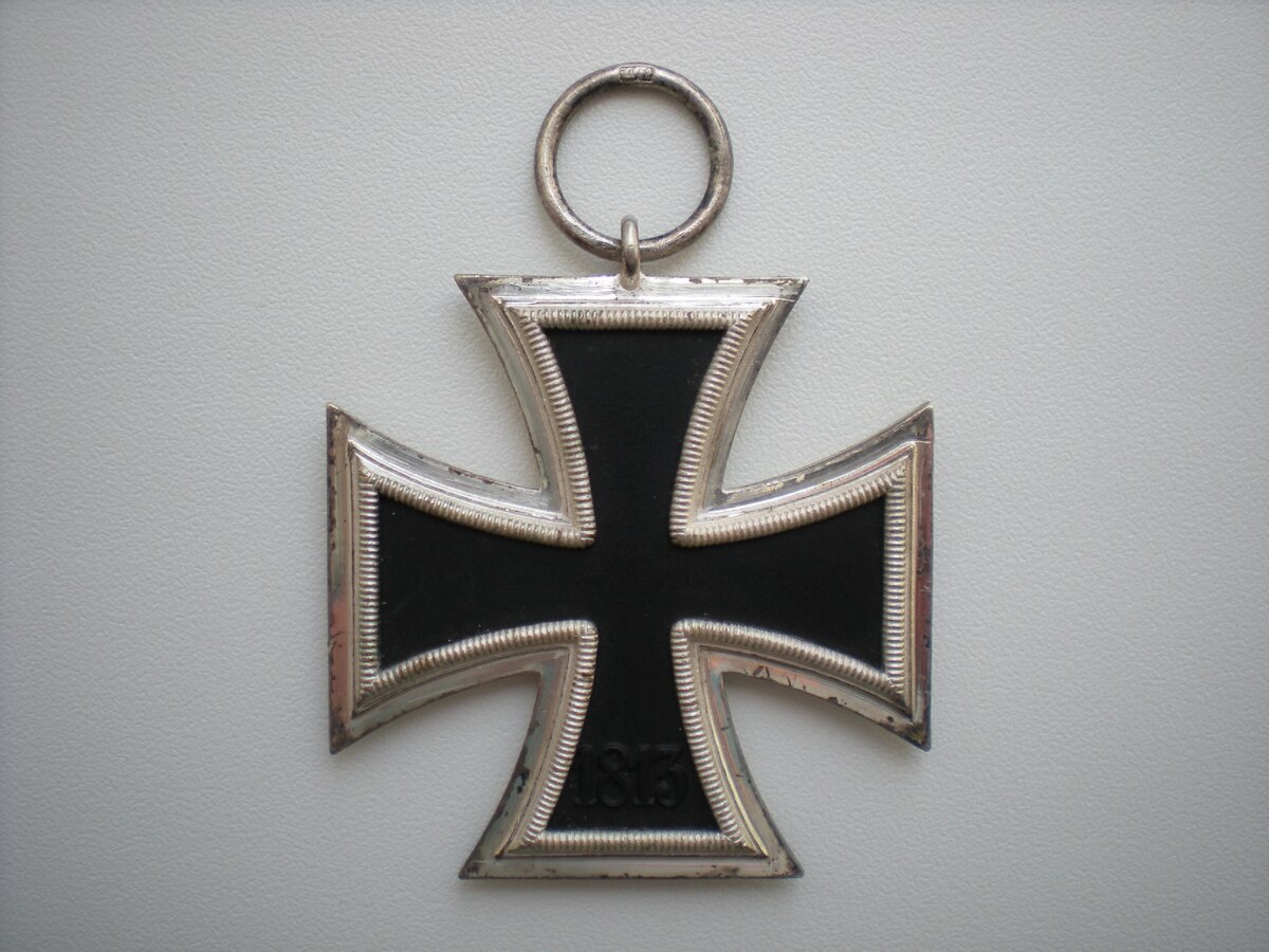Данное фото из архива автора можно подписать как "Знак ордена Железного креста II класса, образца 1939 года". А можно проще: "Орден Железного креста 2-го класса". Или совсем просто - "Железный крест". Любой вариант правильный. Их употребление в повествовании можно и нужно комбинировать, чтобы текст не казался однообразным