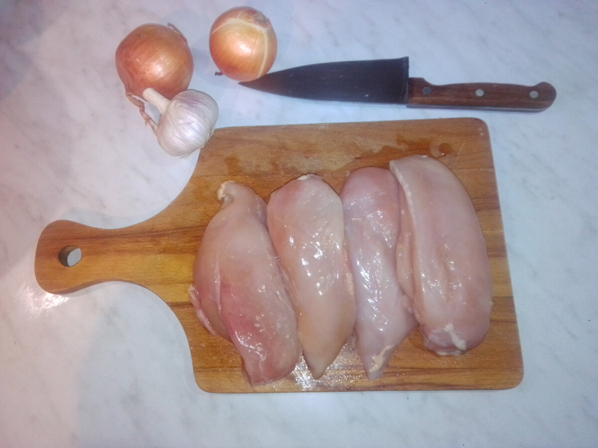 Здесь у меня примерно 1 кг. куриных грудок, 2 маленькие луковицы, а чеснока я взяла только 2 зубка.