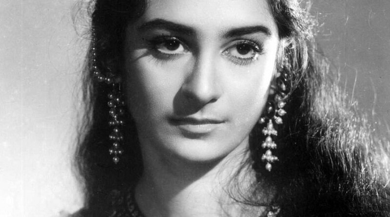 Сайре было 16 лет, когда она дебютировала в фильме "Дикий / Junglee" в паре с Шамми Капуром. https://clck.ru/TNSP7