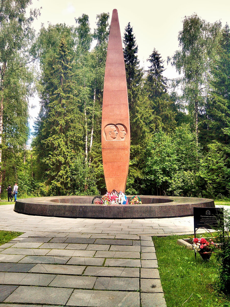 Районе место. Мемориал Гагарина в Киржаче. Новосёлово Киржачский район место гибели Гагарина. Мемориал на месте гибели Гагарина. Памятник Гагарину в Киржаче.