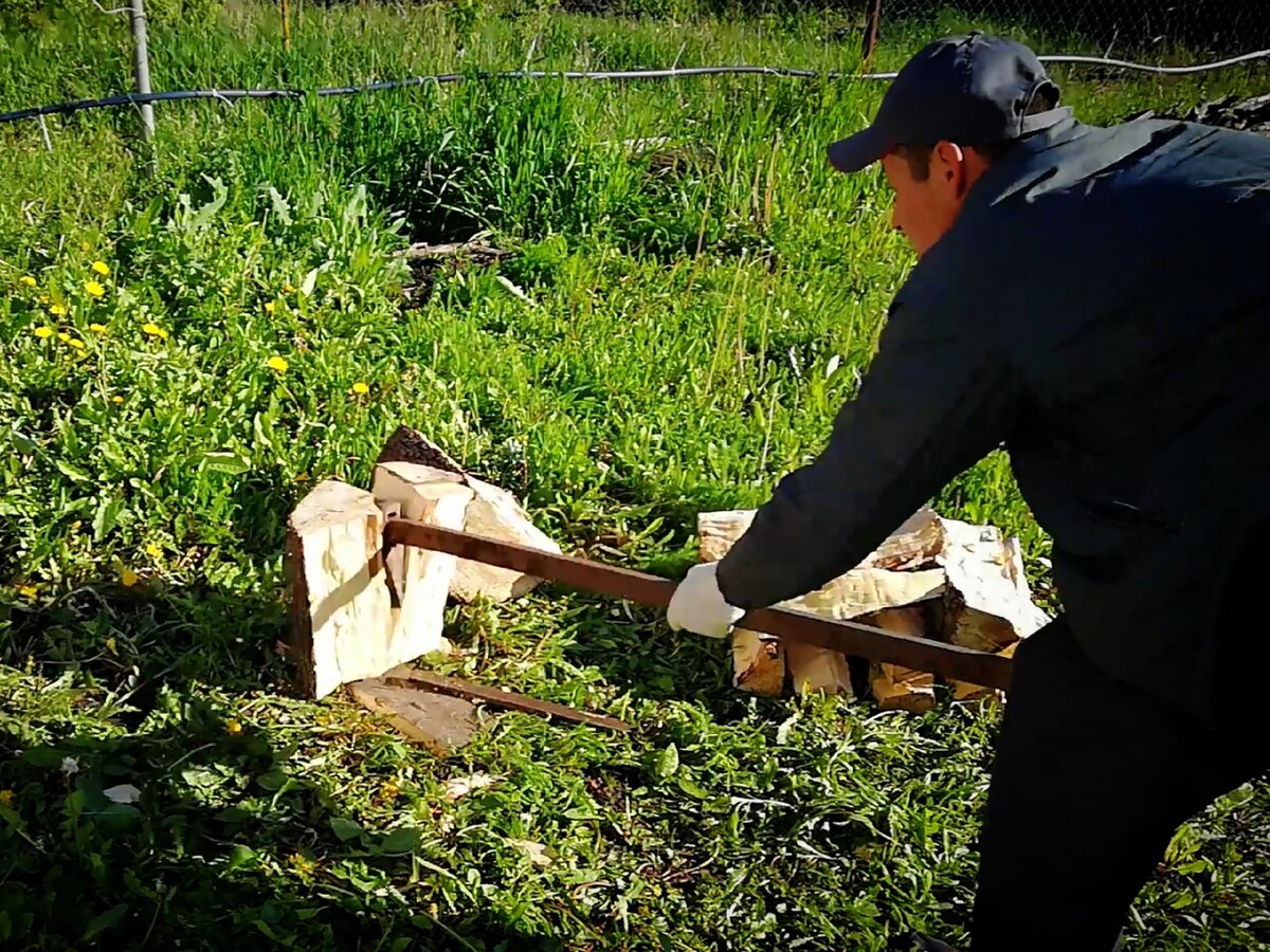 Занимаюсь колкой дров по утрам в качестве зарядки