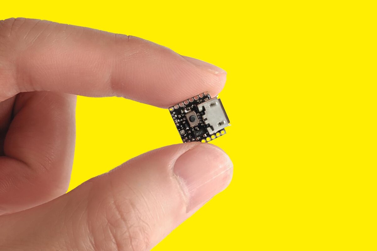 Некоторые уже вживляют себе электронные чипы добровольно, как врач из Новосибирска. Он мановением руки открывает двери дома и ставит электронную подпись на документах.