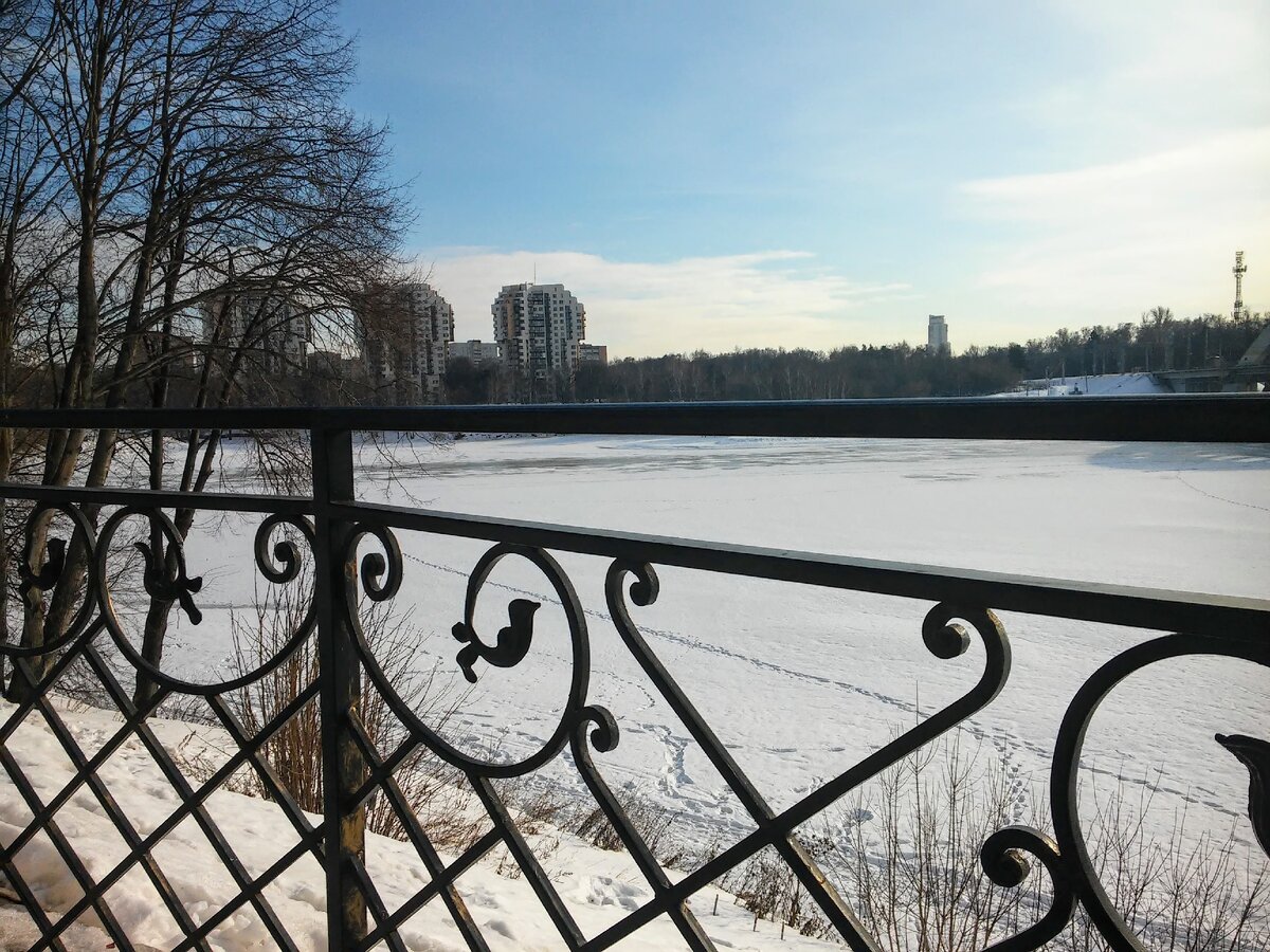 Вид на Химкинское водохранилище. Воздле дальнего берега надо льдом уже выступила вода.