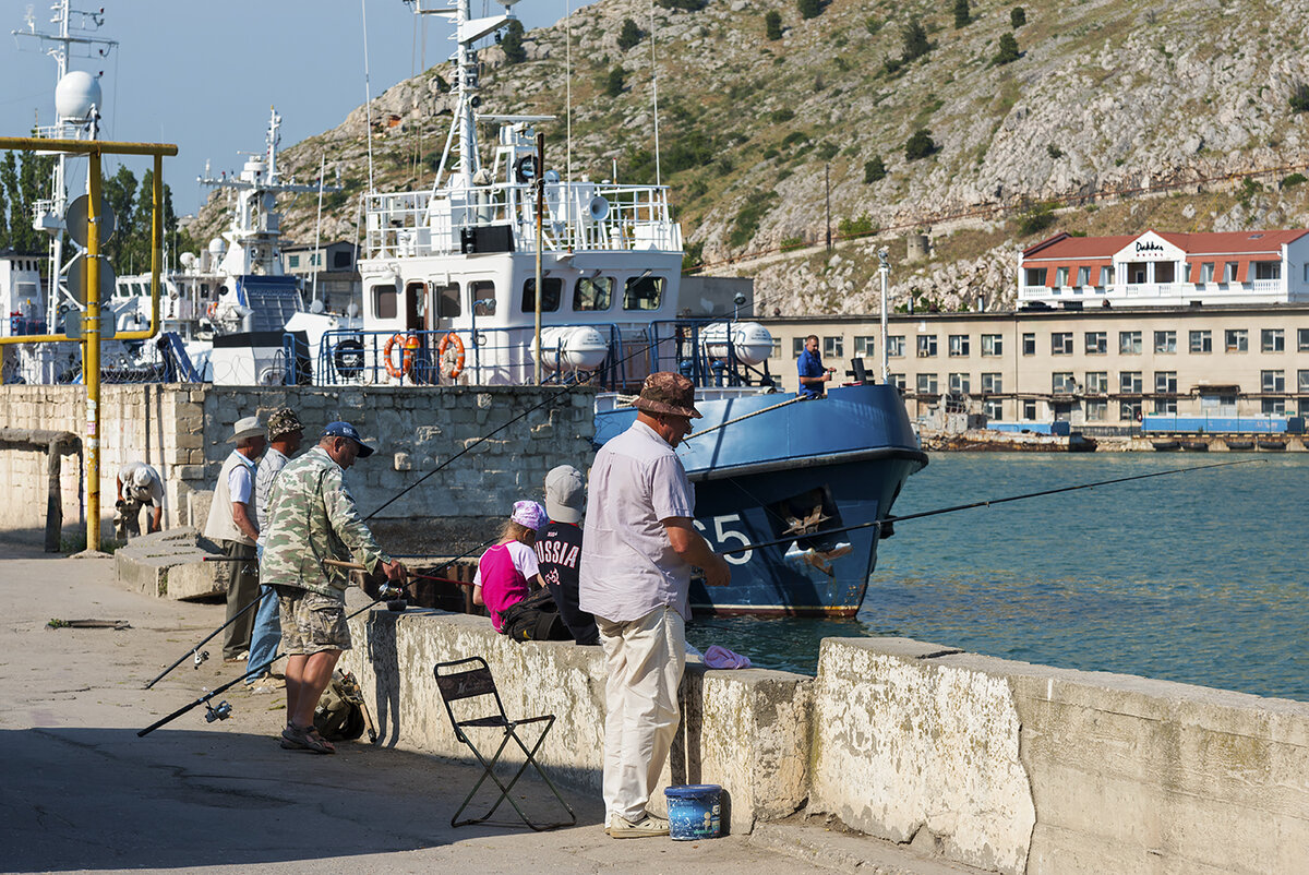 Рыбаки на набережной. Фото автора