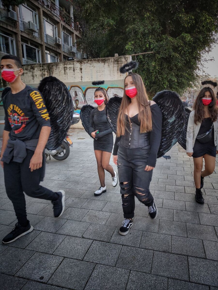 Молодёжь любит групповые костюмы