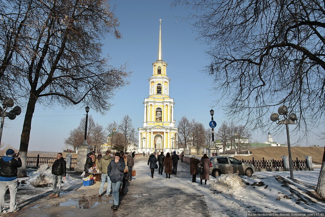 Глебовский мост ведет на территорию Кремля, впереди - Соборная колокольня 
