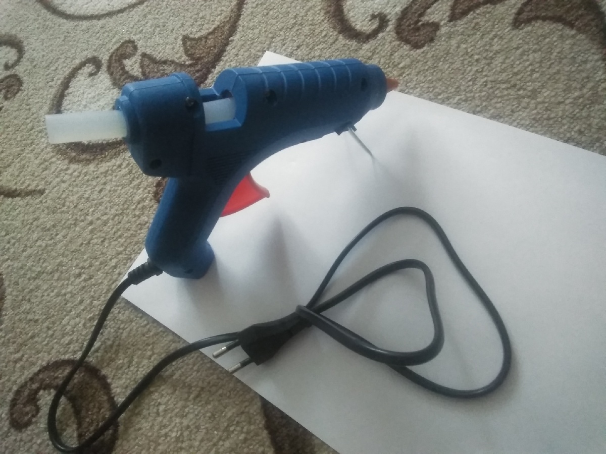 Клеевой пистолет. Личное фото.