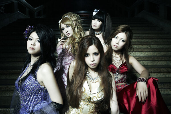 Aldious в полном составе (слева направо): Aruto (ударные),Toki (гитара, клавишные), Rami (вокал), Sawa (бас-гитара), Yoshi (гитара).