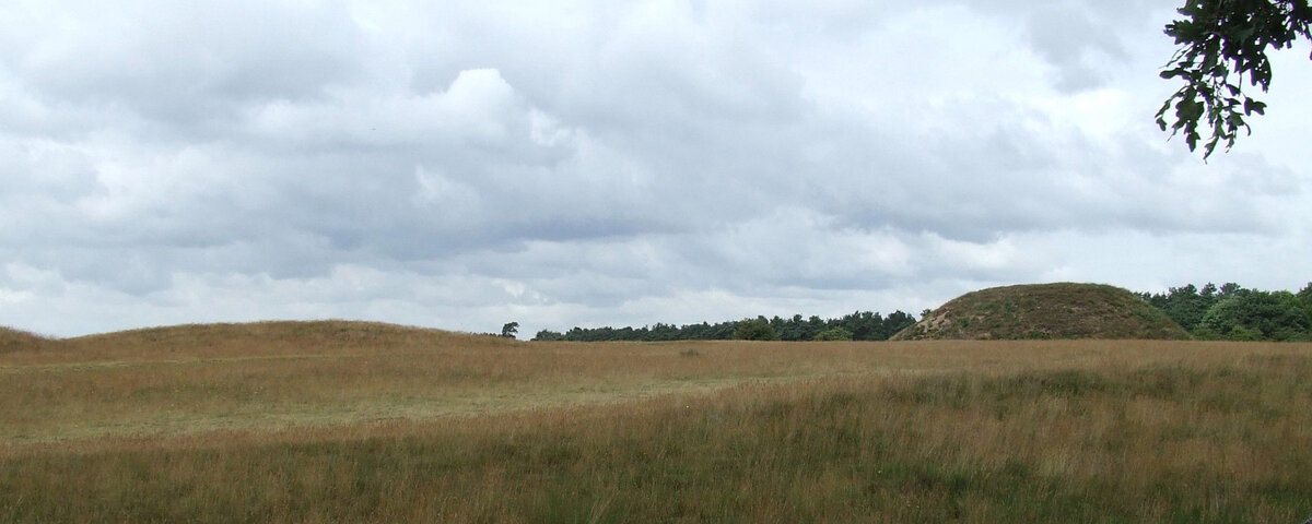 Курган R после 1400-летней эрозии, L курган восстановлен до первоначального размера. Фото Л. Акастера.