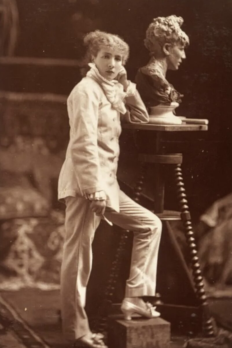 Актриса Сара Бернар в брючном костюме  на фотографии конца XIX века.