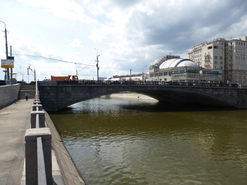 Этим мостом заканчивается ул. Серафимовича.