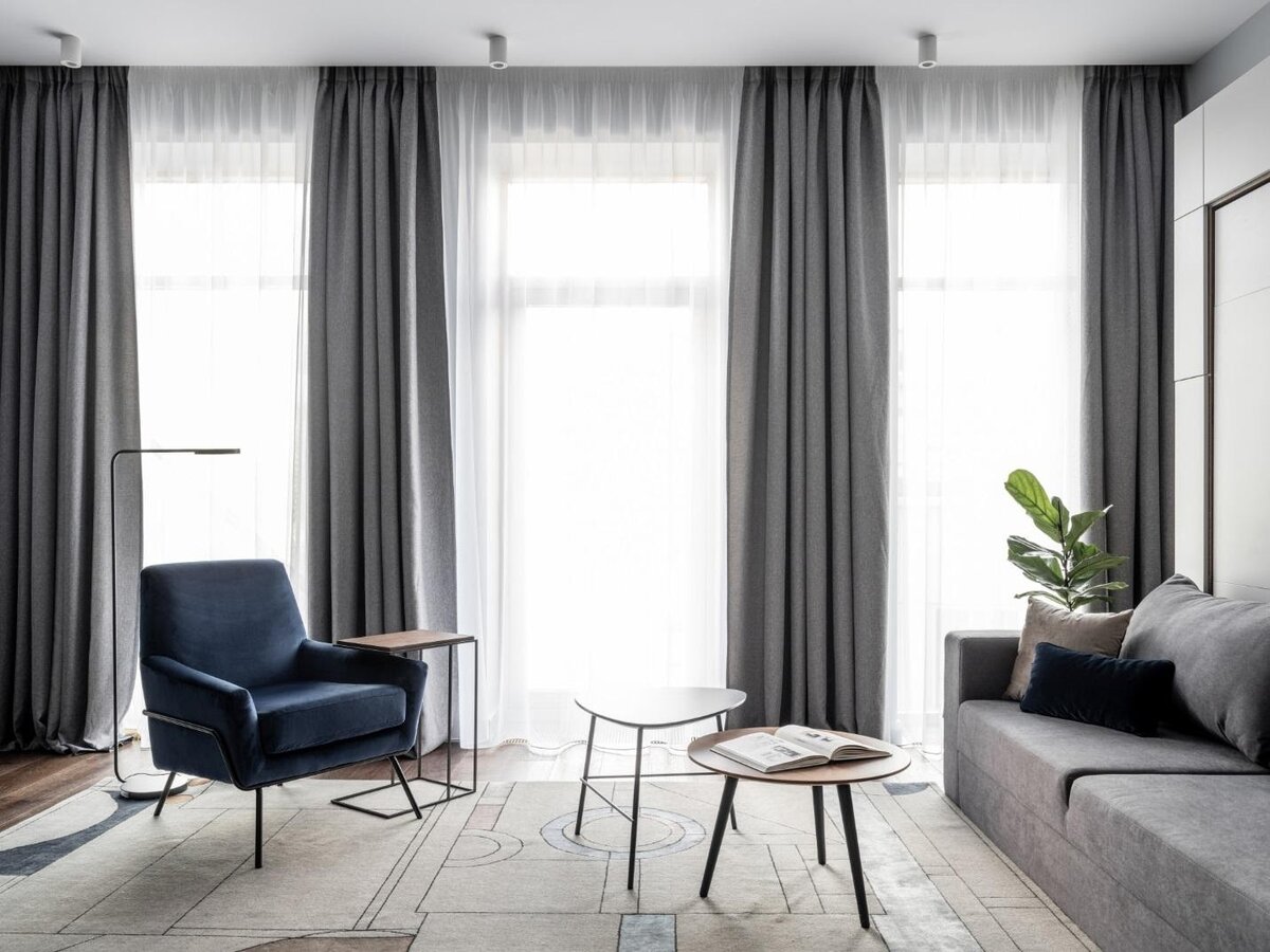 1. Ностальгический стиль возрождается с новой силой в одежде и текстильных предметах интерьера. На фото ретро-ковер Bauhaus в гостиной с геометрическим узором.