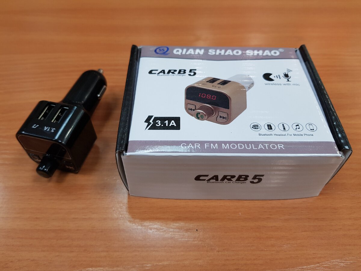 с одной стороны порт под USB флешку и зарядку