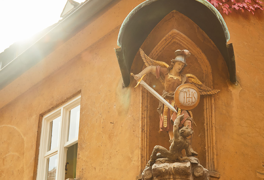 Старая скульптура на одном из домов Фуггерая