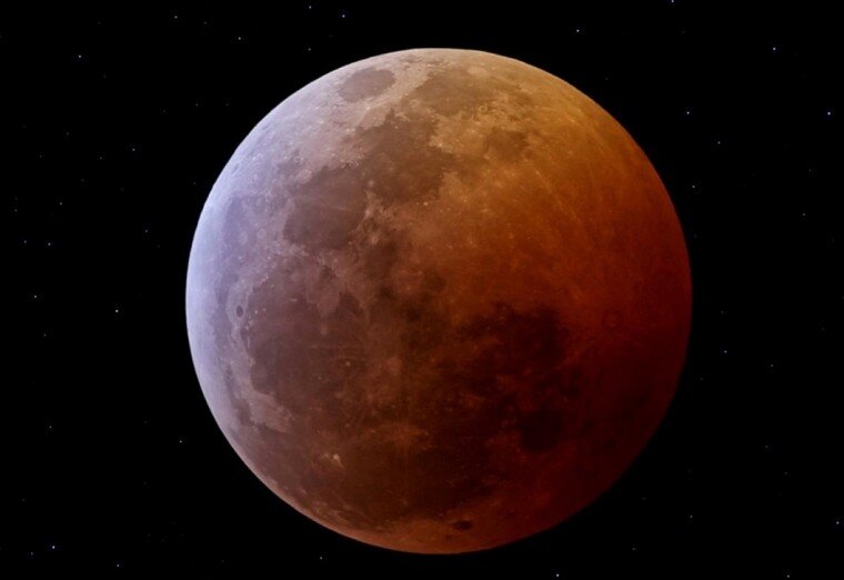 Поверхность Марса выглядит красно-коричневой из-за присутствия оксида железа