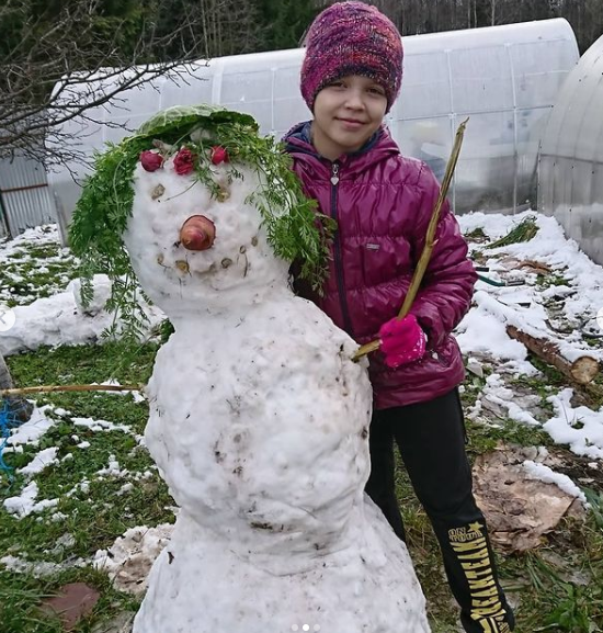Мои два парника на заднем фоне